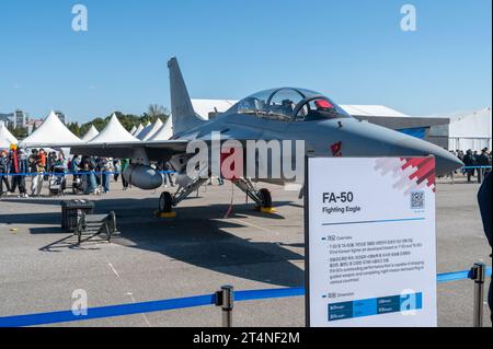 Seongnam, Südkorea - 21. Oktober 2023: Erster koreanischer Kampfflugzeug FA-50 der Republik Korea Air Force in Seoul ADEX 2023. Stockfoto