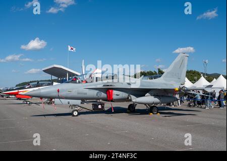 Seongnam, Südkorea - 21. Oktober 2023: Erster koreanischer Kampfflugzeug FA-50 der Republik Korea Air Force in Seoul ADEX 2023. Stockfoto