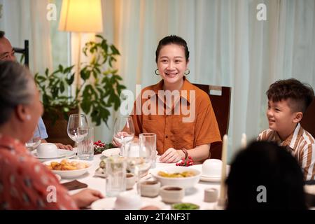 Porträt einer glücklichen vietnamesischen Frau beim Abendessen mit ihrer Familie Stockfoto