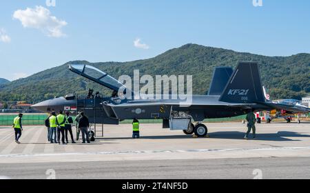 Seongnam, Südkorea - 21. Oktober 2023: KF-21 Boramae wird auf der Flugschau ADEX 2023 in Seoul gezeigt. Stockfoto