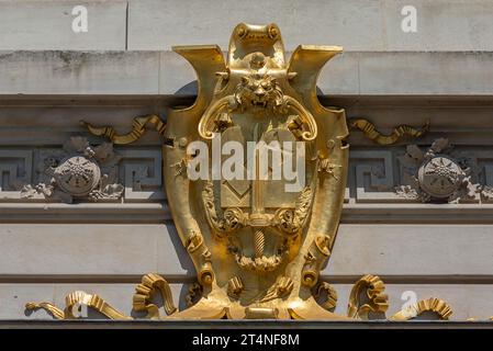 Zeichen des Waffenarztes des Gesetzes vom Justizpalais, über dem Eingang zum Gerichtsgebäude, Paris, Frankreich Stockfoto