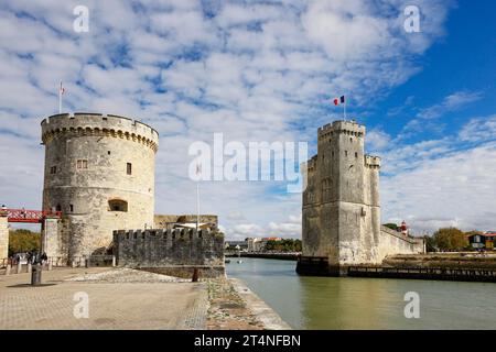 Mittelalterliche Türme Tour de la Chaine Warp Turm (links) und Tour Saint-Nicolas, Saint-Nicolas Turm bewachen den Eingang zum alten Hafen von La Rochelle Stockfoto