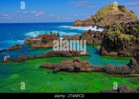 Naturschwimmbad mit Meerwasser, Lavasteinen, Schwimmer, Porto Moniz, Nordküste, Madeira Island, Atlantik, Küste Stockfoto