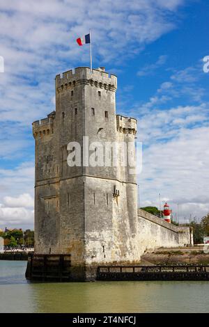 Mittelalterlicher Turm Tour Saint-Nicolas, Saint-Nicolas-Turm mit schwenkenden französischen Fahnenwachen am Eingang zum alten Hafen von La Rochelle, Charente-Maritime Stockfoto