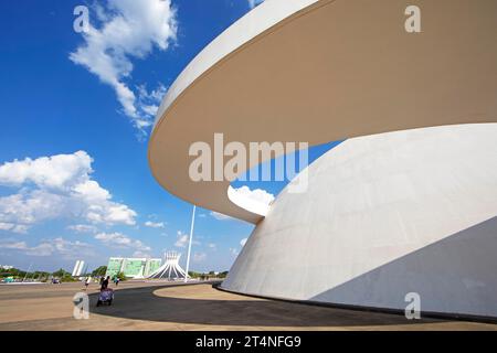 Nationalmuseum Honestino Guimaraes, hinter der Catedral Metropolitana N. Sra. Aparecida oder Metropolitan Cathedral, Brasilia, Distrito Federal Stockfoto