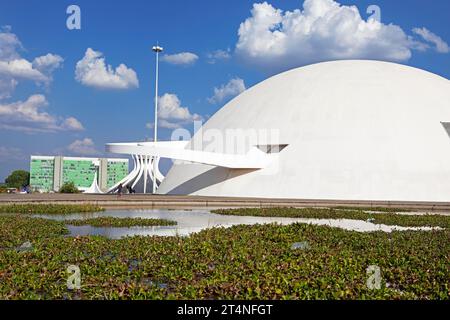 Nationalmuseum Honestino Guimaraes, hinter der Catedral Metropolitana N. Sra. Aparecida oder Metropolitan Cathedral, Brasilia, Distrito Federal Stockfoto