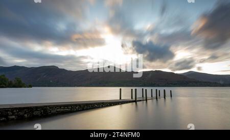 Sonnenuntergang, Derwent Water, Steg im Wasser, Lake District National Park, Cumbria, England, Vereinigtes Königreich Stockfoto