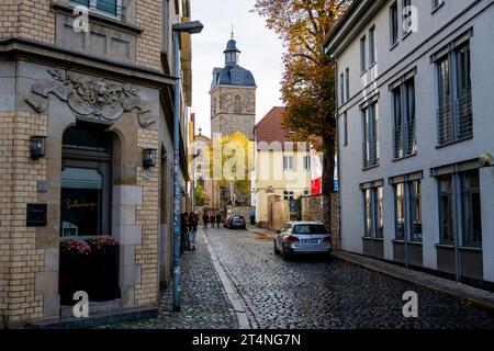 HERBST IN ERFURT 01/11/2023 - Erfurt: Ein Baum mit bunt gefärbten Blättern im Herbst vor der St. Nicolai und Jacobi Kirche Schottenkirche in Erfurt am 1. November 2023./                    *** HERBST IN ERFURT 01 11 2023 Erfurt Ein Baum mit bunten Blättern im Herbst vor der St. Nicolai- und Jacobi-Kirche in Erfurt am 1. November 2023 Credit: Imago/Alamy Live News Stockfoto