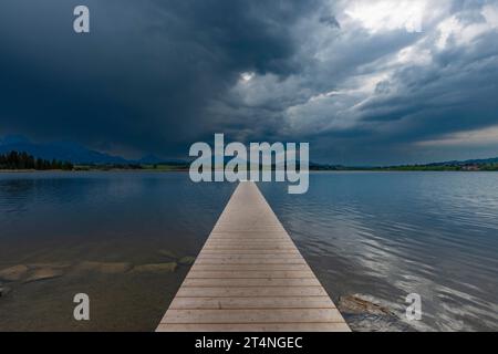 Gewitterwolken bei Sonnenuntergang, Hopfensee, Hopfen am See, bei Füssen, Ostallgaeu, Allgaeu, Bayern, Deutschland Stockfoto