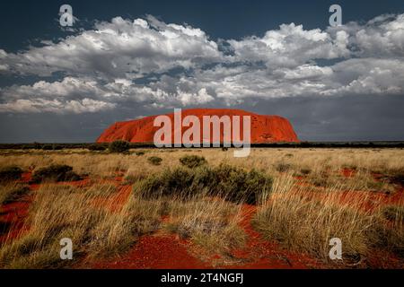 Berühmter Uluru unter faszinierenden Wolken. Stockfoto