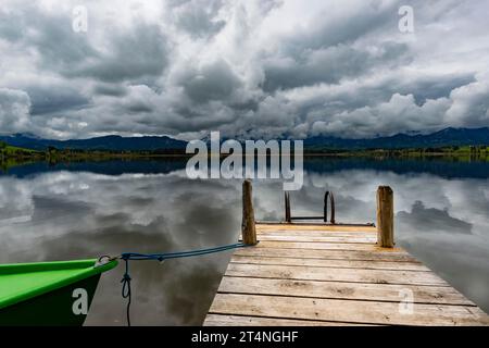 Gewitterwolken bei Sonnenuntergang, Hopfensee, Hopfen am See, bei Füssen, Ostallgaeu, Allgaeu, Bayern, Deutschland Stockfoto