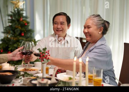 Seniorenpaar feiert Weihnachten mit ihren Kindern und Enkelkindern Stockfoto