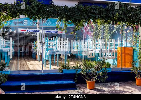 Geschlossenes Restaurant in Kusadasi, die Schiebetür ist geschlossen, Stühle stapeln sich auf den Tischen, Kusadasi, Kusadasi, Provinz Aydin, Ägäis Stockfoto