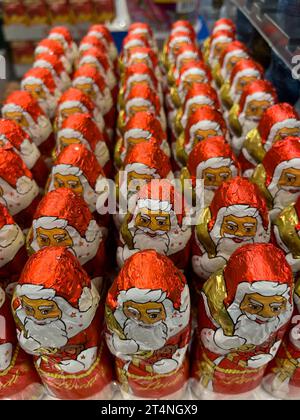 Ausstellung im Regal des Großhandels von Schokolade Vater Christmases Nikolaus Nikolaeuse Farbe rot von rotem Staniol Papier von Schokolade in Marke Lindt Stockfoto