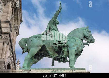 Reiterstatue von König Saint Louis vor der Sacre-Coeur de Montmartre, Paris, Frankreich Stockfoto