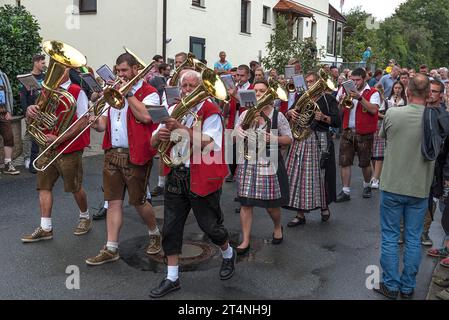 Am Tag des traditionellen Tanzlindenfestes marschiert Blasorchester durch das Dorf, Limmersdorf, Oberfranken, Bayern, Deutschland Stockfoto