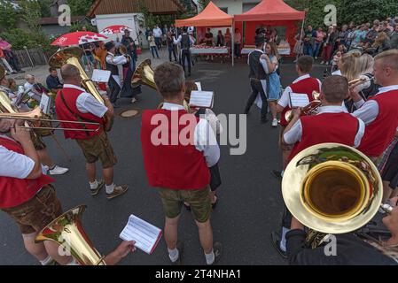 Tanz der Kirchweih-Paare mit Blaskapelle auf der Straße am Tag des traditionellen Tanzlindenfestes in Limmersdorf, Oberfranken, Bayern Stockfoto