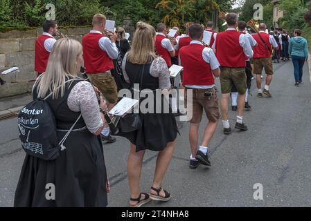 Am Tag des traditionellen Tanzlindenfestes marschiert Blasorchester durch das Dorf, Limmersdorf, Oberfranken, Bayern, Deutschland Stockfoto