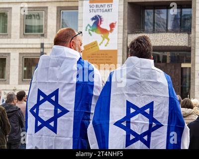 Pro-israelische Rallye auf Stuttgarts Marktplatz. Demonstration, Demonstration, Palästina, Israel, Gaza, Hamas, Krieg, Flagge, Nationalflagge, Davidstern Stockfoto