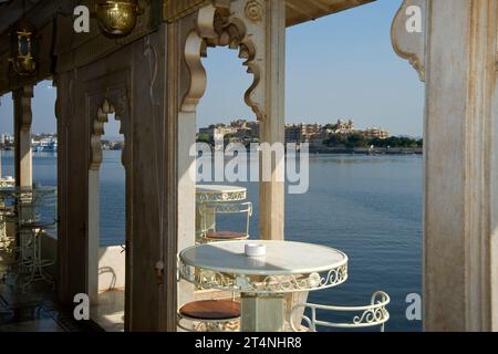 Blick vom Jag Mandir Palast zum Stadtpalast, Udaipur, Rajasthan, Indien Stockfoto