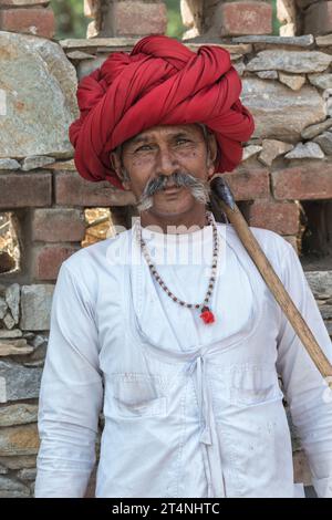 Indianischer Mann, Mitglied des Rabari-Stammes, mit rotem Turban, Bera, Rajasthan, Indien Stockfoto