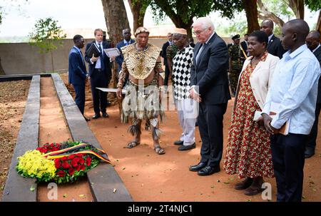 Songea, Tansania. November 2023. Bundespräsident Frank-Walter Steinmeier legt zusammen mit den Nachkommen der Helden des Maji-Maji-Krieges einen Kranz am Denkmal im Songea Memorial Park. Steinmeier beendete seine Tansania-Reise am Mittwoch mit einem Beitrag zur Bewältigung der deutschen Kolonialgeschichte und traf Familien in Songea, deren Vorfahren in einem brutal gekämpften Krieg in der Kolonie Deutsch-Ostafrika ums Leben kamen. Quelle: Bernd von Jutrczenka/dpa/Alamy Live News Stockfoto