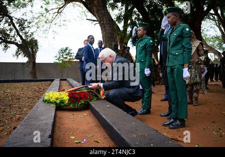 Songea, Tansania. November 2023. Bundespräsident Frank-Walter Steinmeier legt einen Kranz am Denkmal der Helden des Maji-Maji-Krieges im Songea Memorial Park. Er beendete seine Tansania-Reise am Mittwoch mit einem Beitrag zur Auseinandersetzung mit der deutschen Kolonialgeschichte und traf Familien in Songea, deren Vorfahren in einem brutalen Krieg in der Kolonie Deutsch-Ostafrika ums Leben kamen. Quelle: Bernd von Jutrczenka/dpa/Alamy Live News Stockfoto