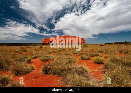 Herausragender Uluru in Zentralaustralien unter faszinierenden Wolken. Stockfoto