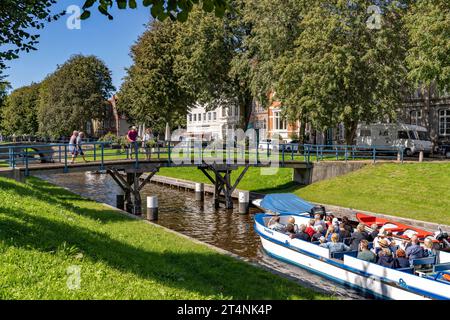 Ausflugsboot auf einer Gracht in Friedrichstadt, Kreis Nordfriesland, Schleswig-Holstein, Deutschland, Europa | Ausflugsboot auf einem Kanal in Fried Stockfoto