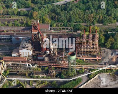 LUFTAUFNAHME. Die Hochöfen in den verlassenen Stahlwerken von Hayange. Moselle, Lothringen, Grand Est, Frankreich. Stockfoto