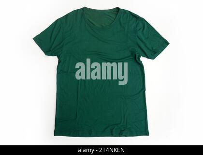 Leeres grünes Hemd-Modell, Vorderansicht, isoliert auf weißem, einfarbigem T-Shirt-Modell. Grüne Hemdpräsentation zum Aufdrucken. Stockfoto