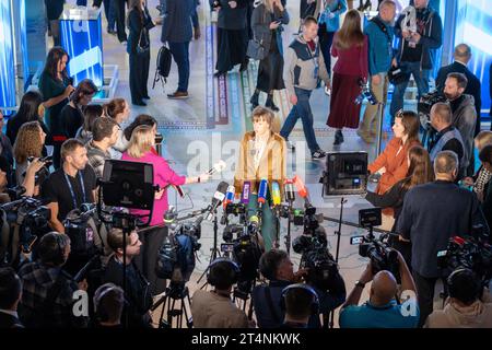 Moskau - 19. Oktober 2023: Geschäftsmann gibt Interview mit verschiedenen Medienjournalisten auf dem Made in Russia Export Forum. Stockfoto