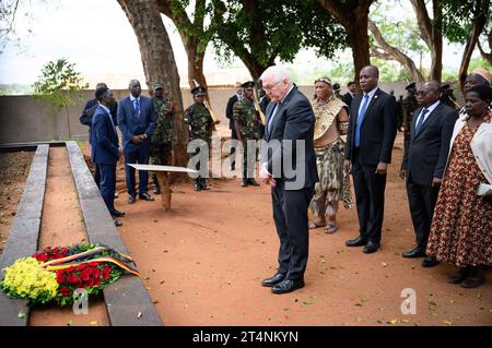 Songea, Tansania. November 2023. Bundespräsident Frank-Walter Steinmeier legt zusammen mit den Nachkommen der Helden des Maji-Maji-Krieges einen Kranz am Denkmal im Songea Memorial Park. Er beendete seine Tansania-Reise am Mittwoch mit einem Beitrag zur Auseinandersetzung mit der deutschen Kolonialgeschichte und traf Familien in Songea, deren Vorfahren in einem brutalen Krieg in der Kolonie Deutsch-Ostafrika ums Leben kamen. Quelle: Bernd von Jutrczenka/dpa/Alamy Live News Stockfoto