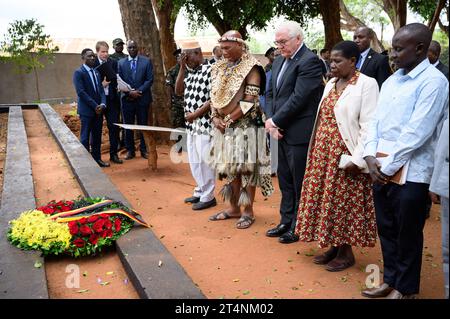 Songea, Tansania. November 2023. Bundespräsident Frank-Walter Steinmeier legt zusammen mit Nachfahren der Helden des Maji-Maji-Krieges einen Kranz am Denkmal im Songea Memorial Park. Präsident Steinmeier besucht diese Woche die ostafrikanischen Länder Tansania und Sambia. Quelle: Bernd von Jutrczenka/dpa/Alamy Live News Stockfoto