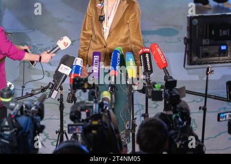 Moskau - 19. Oktober 2023: Ein kleiner Teil von Geschäftsleuten gibt Interview mit verschiedenen Medienjournalisten auf dem Made in Russia Export Forum. Stockfoto