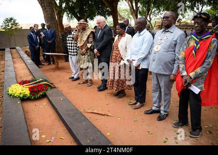 Songea, Tansania. November 2023. Bundespräsident Frank-Walter Steinmeier legt zusammen mit den Nachkommen der Helden des Maji-Maji-Krieges einen Kranz am Denkmal im Songea Memorial Park. Steinmeier beendete seine Tansania-Reise am Mittwoch mit einem Beitrag zur Bewältigung der deutschen Kolonialgeschichte und traf Familien in Songea, deren Vorfahren in einem brutal gekämpften Krieg in der Kolonie Deutsch-Ostafrika ums Leben kamen. Quelle: Bernd von Jutrczenka/dpa/Alamy Live News Stockfoto