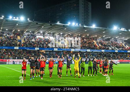 Leuven, Belgien. 31. Oktober 2023. Das belgische Team feierte nach einem Spiel zwischen den belgischen Nationalmannschaften, den Red Flames, und England, die Lionesses, im Spiel 4/6 im UEFA Women's Nations League-Wettbewerb 2023-24, am Dienstag, 31. Oktober 2023 in Leuven, Belgien. Foto Stijn Audooren | Credit: Sportpix/Alamy Live News Stockfoto