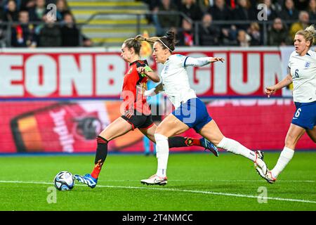 Leuven, Belgien. 31. Oktober 2023. Tessa Wullaert (9) aus Belgien und Lucy Bronze (2) aus England, die während eines Spiels zwischen den belgischen Nationalmannschaften, den Red Flames und England, den Lionesses genannt, im Spiel 4/6 im UEFA Women's Nations League-Wettbewerb 2023-24 am Dienstag, 31. Oktober 2023 in Leuven, Belgien, gezeigt wurden. Foto Stijn Audooren | Credit: Sportpix/Alamy Live News Stockfoto