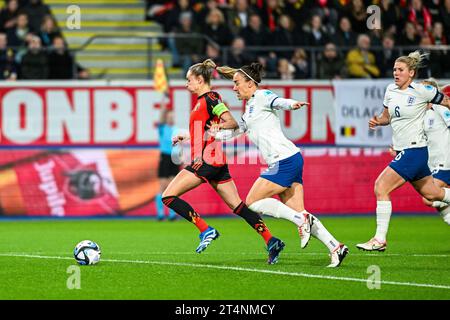 Leuven, Belgien. 31. Oktober 2023. Tessa Wullaert (9) aus Belgien und Lucy Bronze (2) aus England, die während eines Spiels zwischen den belgischen Nationalmannschaften, den Red Flames und England, den Lionesses genannt, im Spiel 4/6 im UEFA Women's Nations League-Wettbewerb 2023-24 am Dienstag, 31. Oktober 2023 in Leuven, Belgien, gezeigt wurden. Foto Stijn Audooren | Credit: Sportpix/Alamy Live News Stockfoto