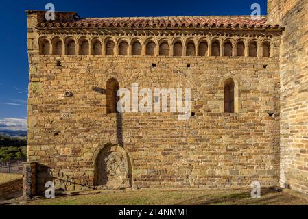 Außenansicht der romanischen Kirche Sant Esteve de Tavèrnoles (Osona, Barcelona, Katalonien, Spanien) ESP: Vista Außen iglesia de Tavèrnoles Stockfoto