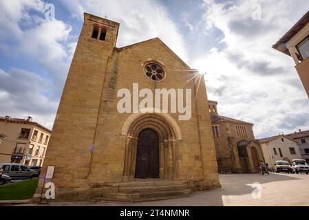 Fassade der Kirche Santa Eugènia de Berga mit einem Sonnenstrahl (Osona, Barcelona, Katalonien, Spanien) ESP: Fachada de la iglesia de Santa Eugènia Stockfoto