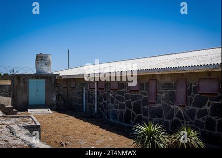 29.10.2023, xovx, Politik, Reise. Robben Island - Gefängnisinsel vor Kapstadt Zellenblock des Hochsicherheitstrakts auf der Gefängnisinsel Robben Island vor der Küste von Kapstadt, in diesem Teil der Gefängnisinsel verbrachte der spätere Präsident Südafrikas Nelson Mandela 18 Jahre seiner insgesamt 27-jährigen Gefangenschaft, zumeist bei Einzelhaft und unmenschlichen Bedingungen. Die Insel Robben ist eine Insel zwölf Kilometer vor der südafrikanischen Stadt Kapstadt. In dem einstigen Gefängnis auf der Insel wurden dort politische Gefangene während der Apartheit inhaftiert. Darunter u.a. Walter Si Stockfoto