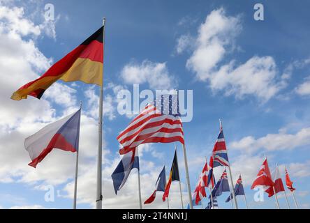 Viele Fahnen aus der ganzen Welt flattern im Blauen Himmel Stockfoto