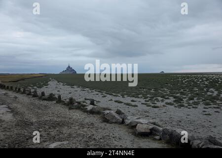 Ebene der Normandie im Norden Frankreichs und in der Ferne die Abtei Mont Saint Michel Stockfoto