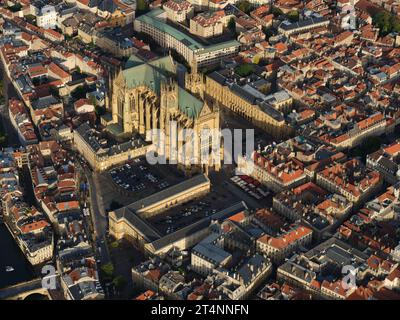 LUFTAUFNAHME. Kathedrale Saint-Etienne de Metz von Westen aus gesehen. Metz, Moselle, Grand Est, Frankreich. Stockfoto