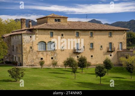 Haus MAS del Cavaller, in Vidrà, an einem Herbstmorgen (Osona, Katalonien, Spanien) ESP: Casa del Mas del Cavaller, en Vidrà, en una mañana de otoño Stockfoto