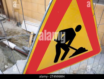 Straßenschild mit dem Piktogramm des Mannes, der in der Nähe der Straßenbaustelle in der Stadt arbeitet Stockfoto