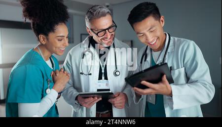 Ärzte, Krankenschwestern und Tablets mit Erfolg im Gesundheitswesen, Applaus und Feier der Ergebnisse oder Lösung im Krankenhaus. Glückliches medizinisches Team, Mentor und Studenten Stockfoto