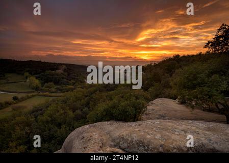 Roter Sonnenuntergang in der Plana de Vic von der Eremitage Sant Feliuet de Savassona (Osona, Barcelona, Katalonien, Spanien) Stockfoto