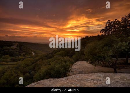 Roter Sonnenuntergang in der Plana de Vic von der Eremitage Sant Feliuet de Savassona (Osona, Barcelona, Katalonien, Spanien) Stockfoto